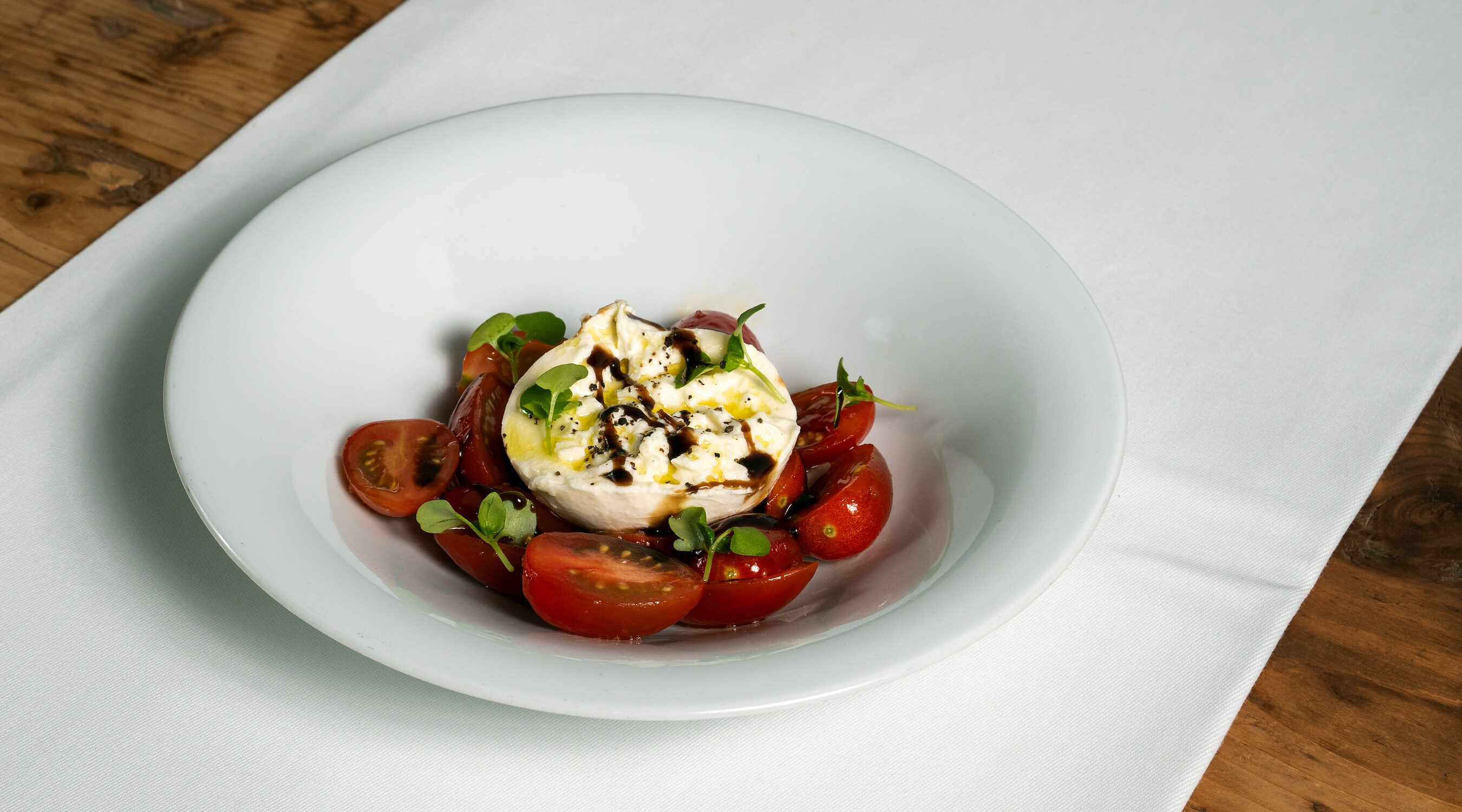 Food tisch und bar holzhaeusern schweizer burrata